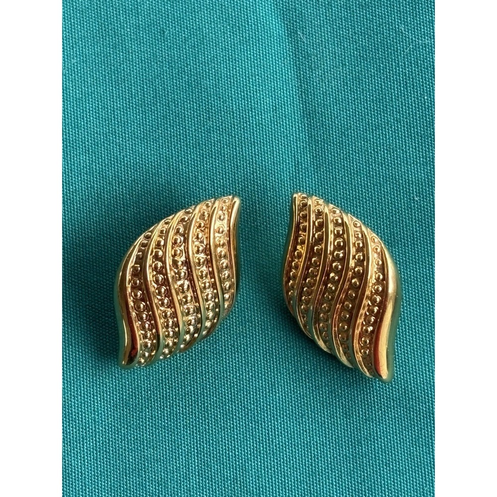 Vintage Napier Signed Gold Tone Striped Flame Textured Stud Earrings 1 1/4" - Picture 2 of 5